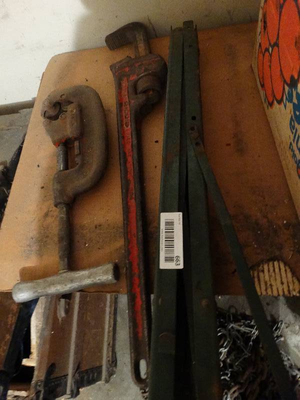 lot 663 image: Pipe wrench pipe cutter