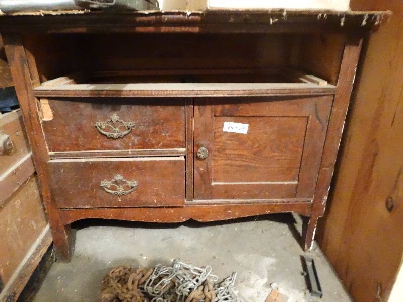 lot 664 image: Antique dresser