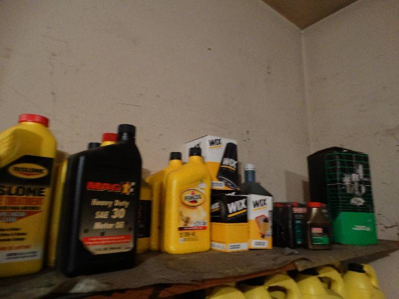lot 671 image: LARGE lot of various automotive items