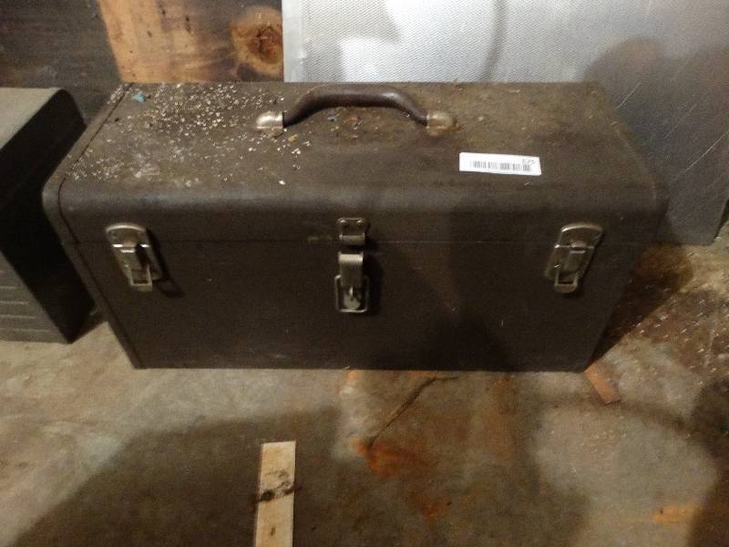 lot 675 image: Tool box w tools