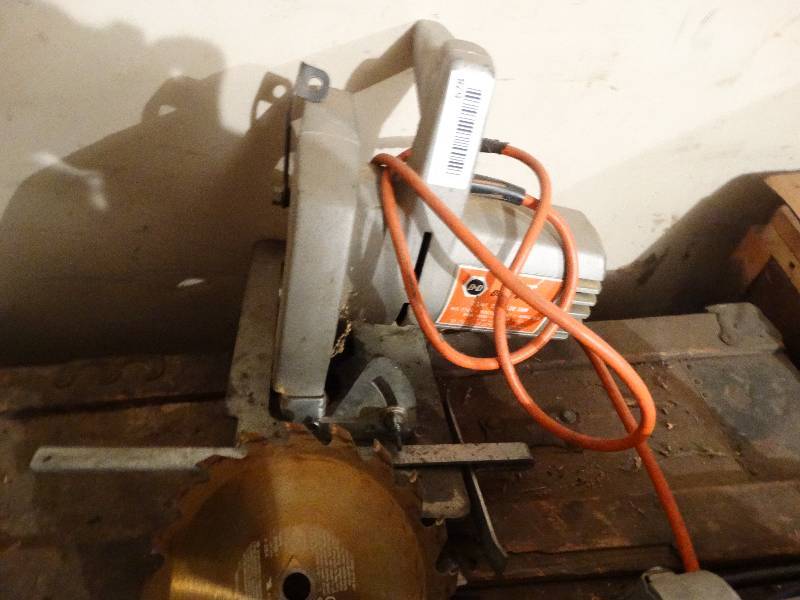 lot 678 image: Circular saw w extra blade