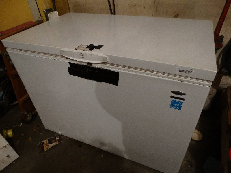 lot 682 image: Amana chest freezer- Works