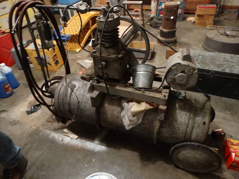 lot 691 image: Portable air compressor