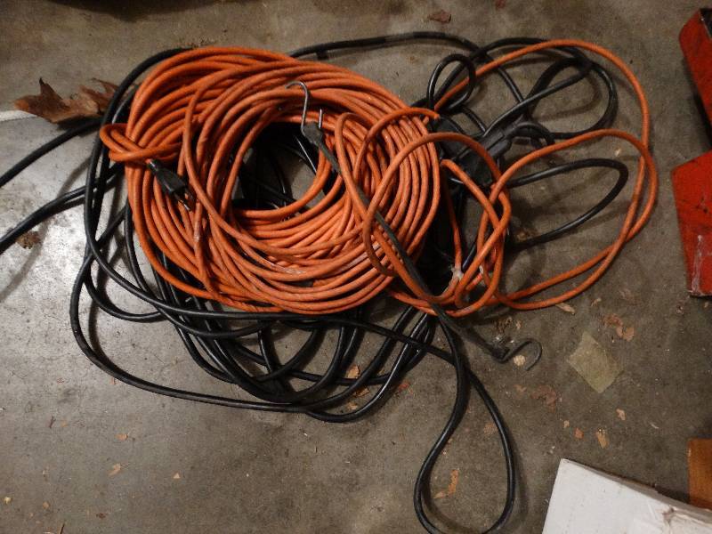 lot 692 image: Lot of electric cords