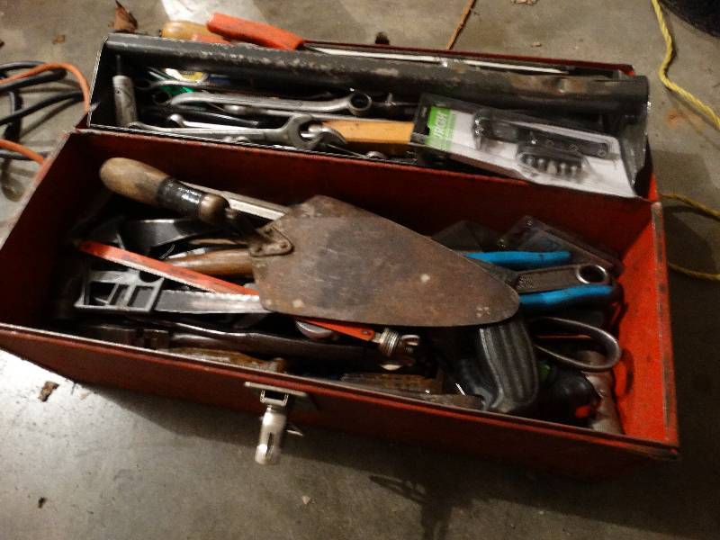 lot 693 image: Tool box w tools