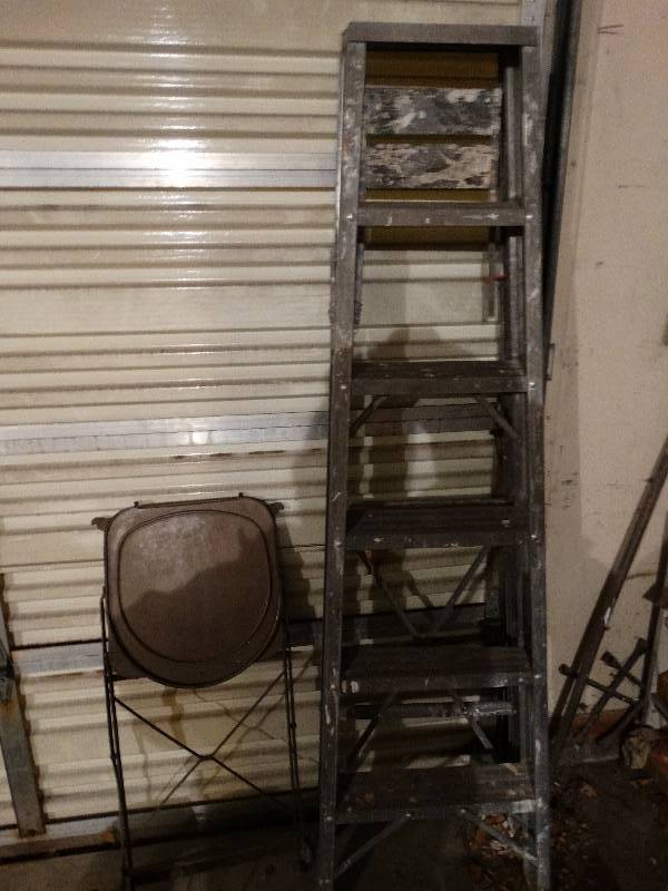 lot 695 image: Metal ladder & folding stool