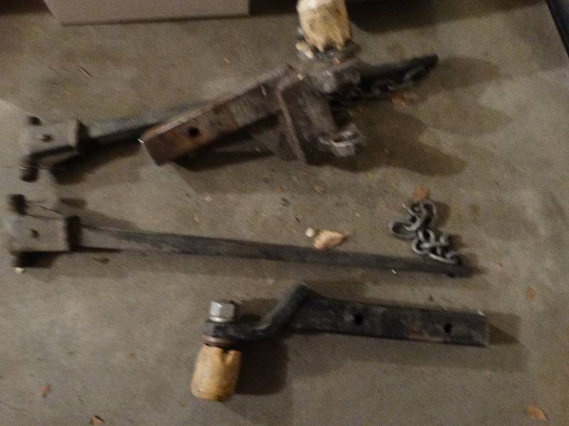 lot 696 image: 2 receiver hitches & pair of sway bars