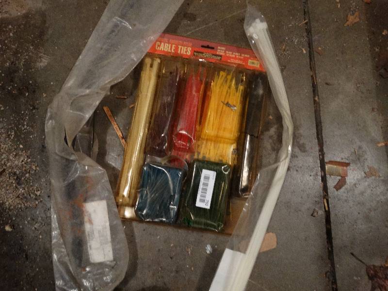 lot 702 image: Assorted zip ties