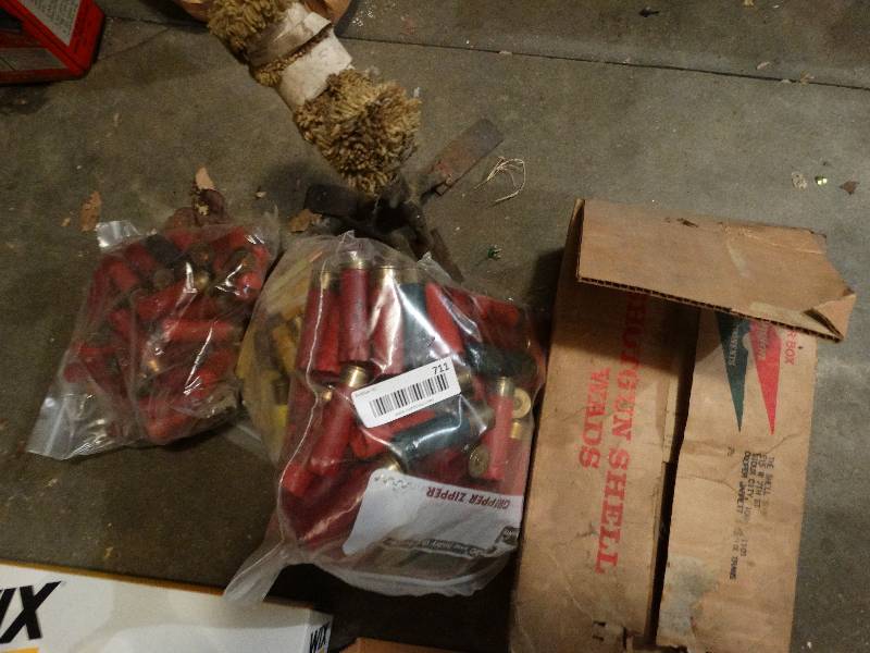 lot 711 image: Lot of shot gun reloading supplies
