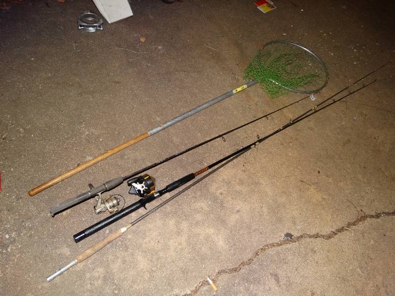 lot 719 image: 3 fishing poles & net