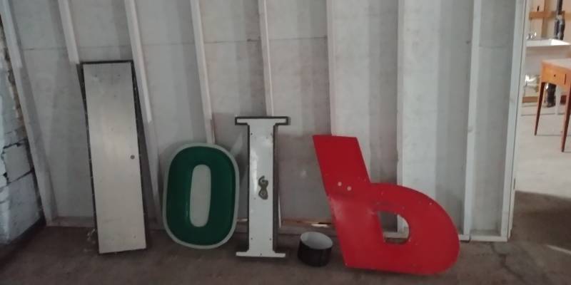 lot 6673 image: Lot of Large Metal Letters