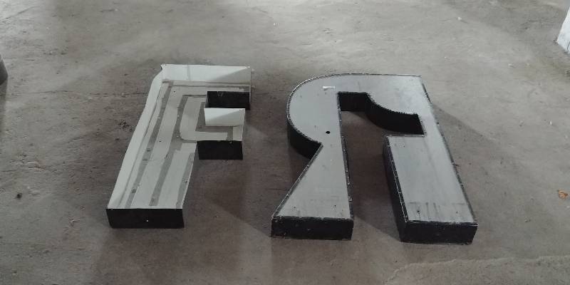 lot 6675 image: Lot of Large Metal Letters