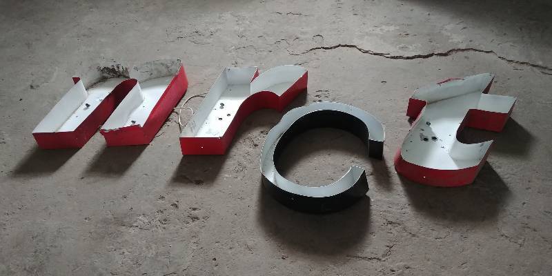 lot 6678 image: Lot of Large Metal Letters