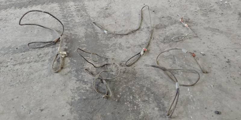 lot 6733 image: Lot of 5 Wire Rope Slings
