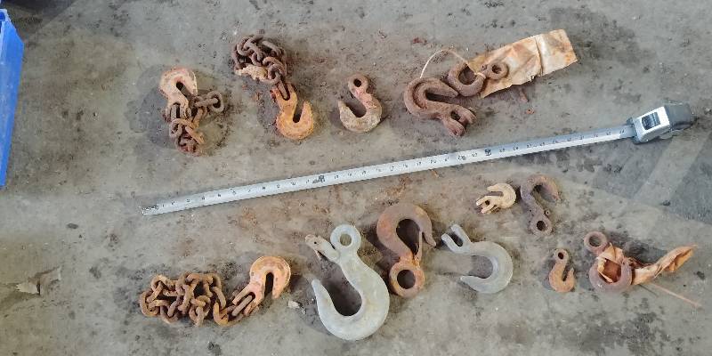 lot 6746 image: Lot of Hooks