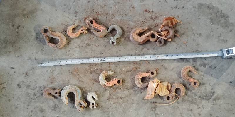 lot 6747 image: Lot of Hooks