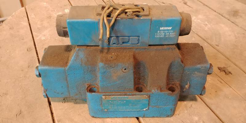 lot 6786 image: Vickers Directional Control Valve