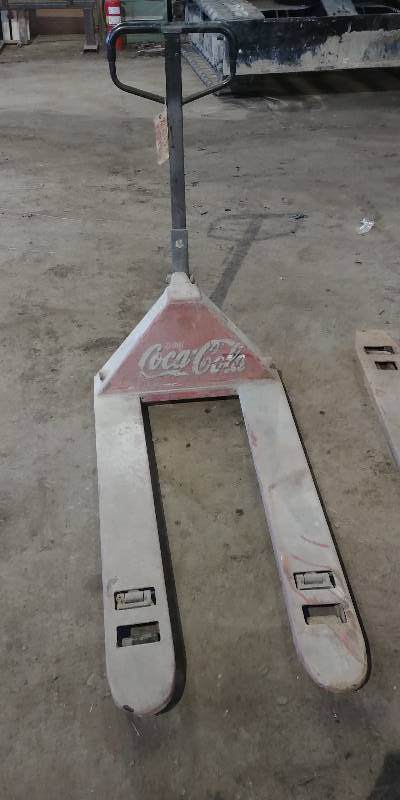 lot 6609 image: Pallet Jack Bad Wheels