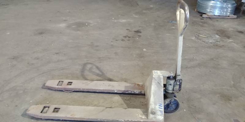 lot 6610 image: Pallet Jack Needs Serviced
