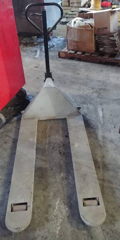 lot 6611 image: Pallet Jack Needs Serviced