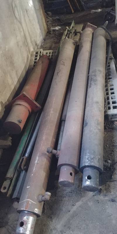 lot 6614 image: Lot of Large Hydraulic Arms