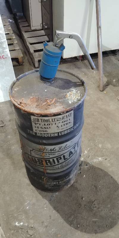 lot 6617 image: Manual Grease Barrel Pump with Empty Barrel