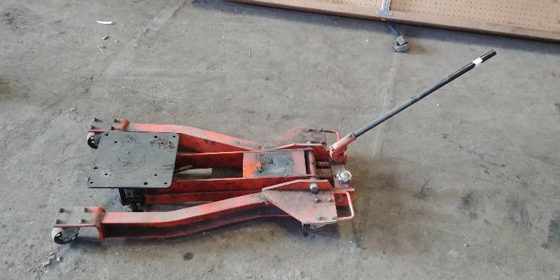 lot 6623 image: 2,000 LB Hydraulic Jack
