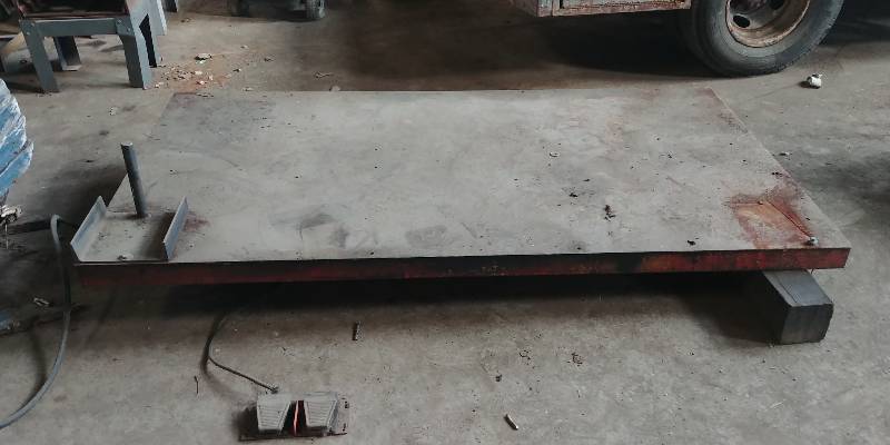lot 6626 image: Lee Scissor Lift Table XL-48-60-MOD