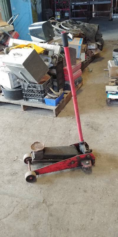 lot 6808 image: Hydraulic Floor Jack