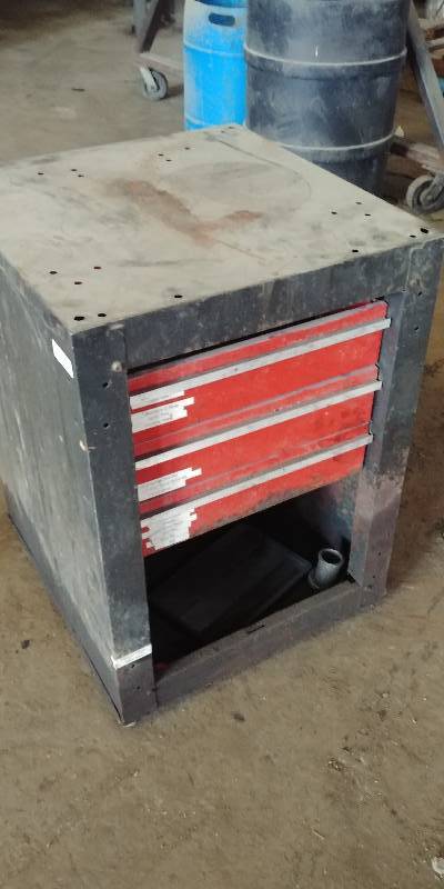 lot 6813 image: 3 Drawer Metal Cabinet