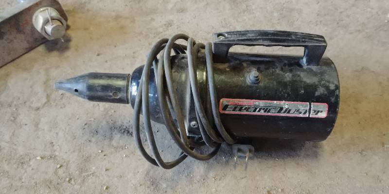 lot 6829 image: Electric Duster