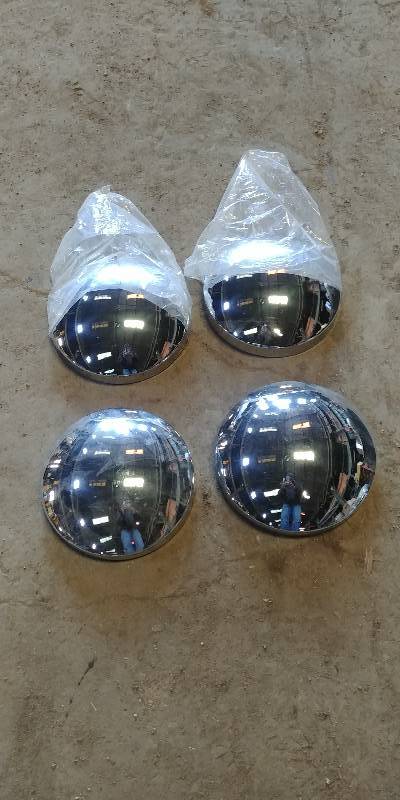 lot 6835 image: Set of 4 8 Hub Caps