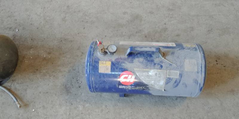 lot 6847 image: 7 Gallon Air Tank