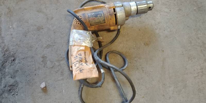 lot 6855 image: DeWalt DW235G 12 VSR Drill Needs Repaired