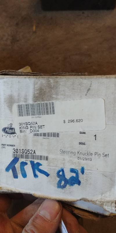 lot 6857 image: 2000 Mack Steering Knuckle King Pin Set 301SQ52A