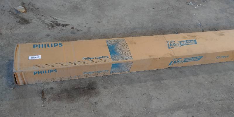 lot 6891 image: Full Case of 8 Phillips Light Bulbs