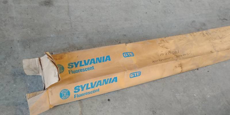 lot 6893 image: Partial Case of 8 Sylvania Fluorescent Light Bulbs