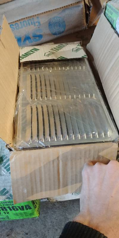 lot 6883 image: Box of 12 8 x 16 Aluminum Louvered Soffit Vents Tamlyn CV816VA