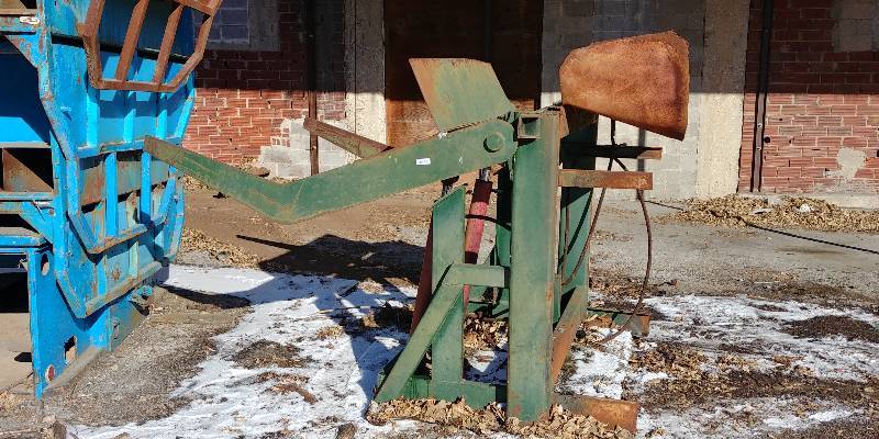 lot 14 image: Overhead Trash Dumper Forks
