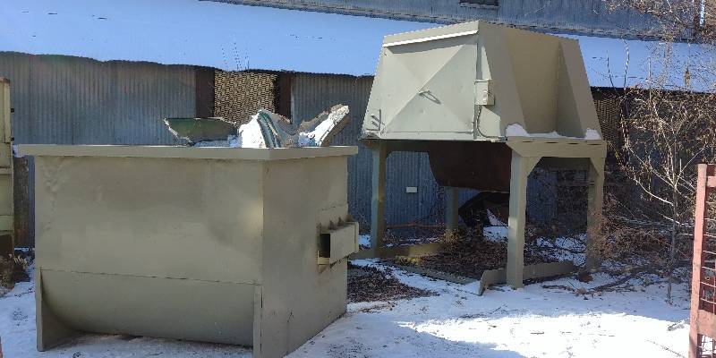 lot 7 image: Sebright VertiPack Compactor with 6 Yard Dumpster