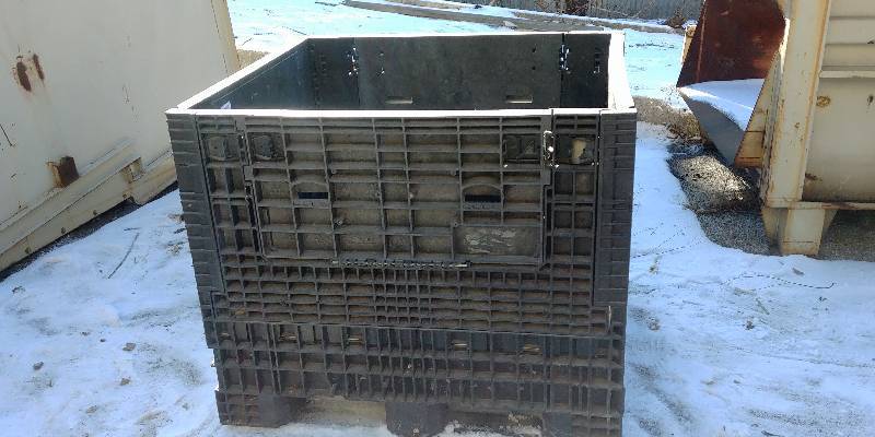 lot 21 image: Heavy Duty Plastic Pallet Box