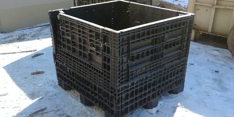 lot 23 image: Heavy Duty Plastic Pallet Box