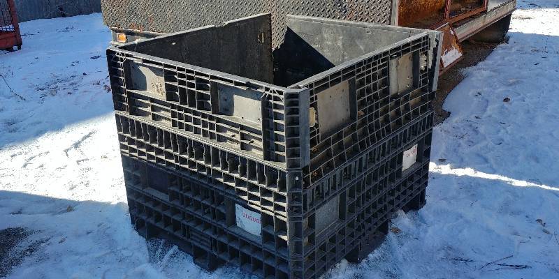 lot 24 image: Heavy Duty Plastic Pallet Box