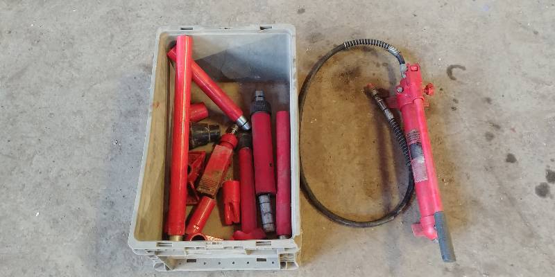 lot 25 image: Pittsburgh 20,000 LB Super Heavy Duty Hydraulic Tool Kit