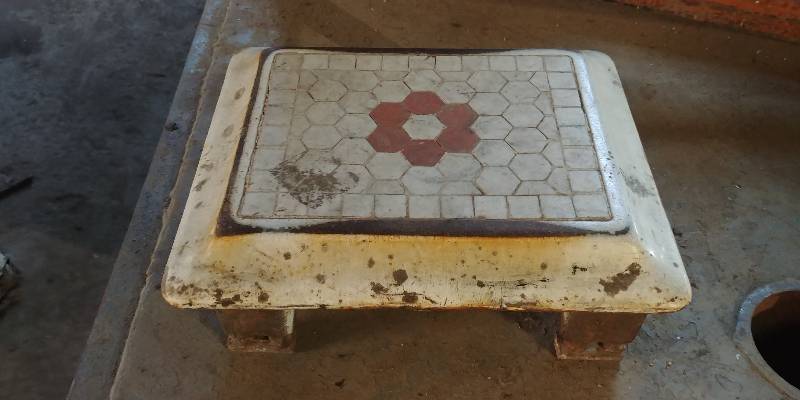 lot 37 image: Antigue Porcelain Coated Cast Iron Radiator Vent Cover