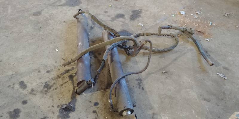 lot 28 image: Set of Hydraulic Cylinders