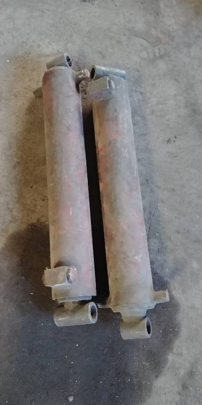 lot 6929 image: Pair of Hydraulic Cylinders
