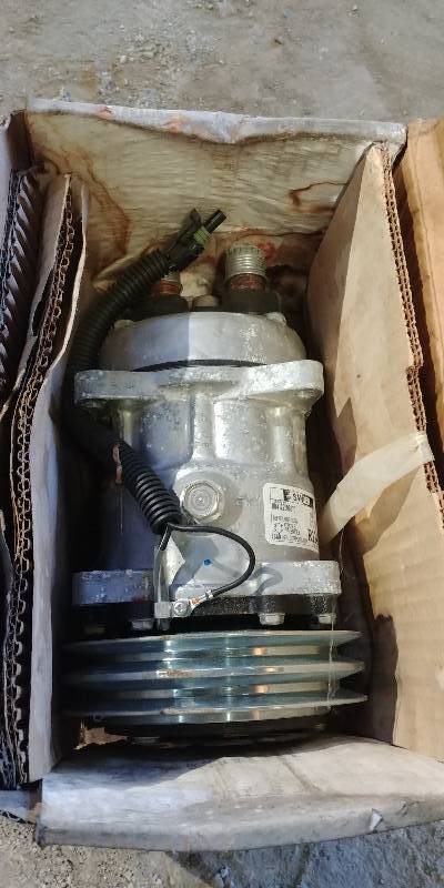 lot 6950 image: Sanden U4807 R134a Heavy Duty AC Compressor
