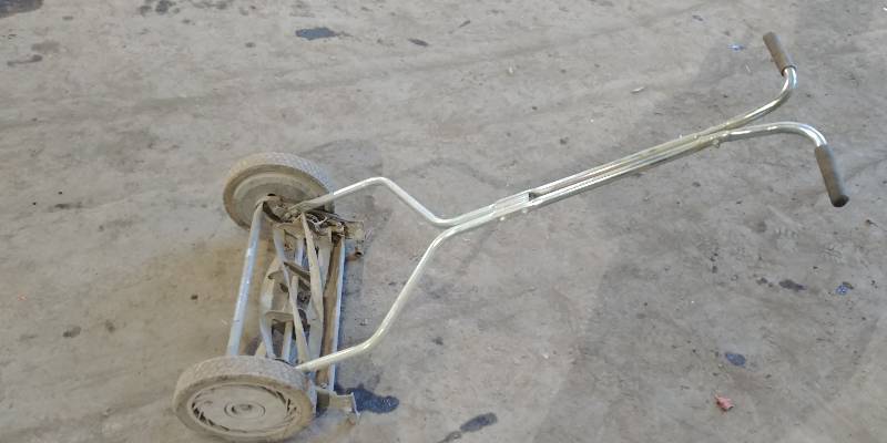 lot 6953 image: Manual Lawn Mower