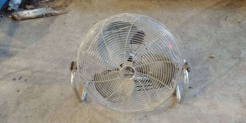 lot 6958 image: Black and Decker Shop Fan